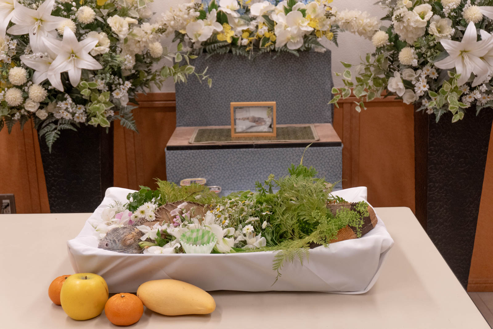 火葬前、祭壇で草花に囲まれたガラちん