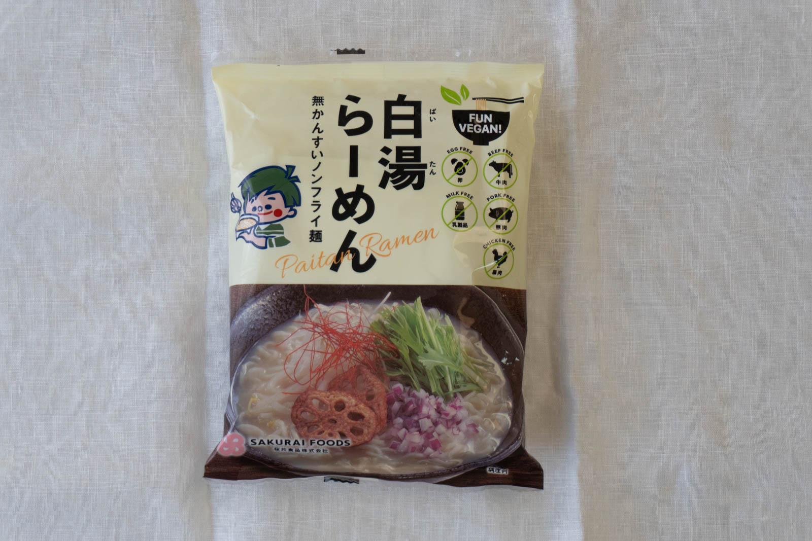 パッケージ表面。「FUN VEGAN！」「無かんすいノンフライ麺」などの表記。揚げた蓮根、水菜、赤玉ねぎのみじん切り、糸唐辛子などが盛り付けられた調理例の写真。