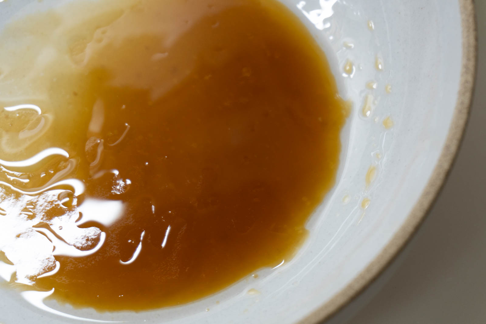 黄土色で油分がとろりとした透明なスープ。